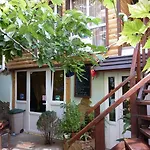 Kitech Πανσιόν *